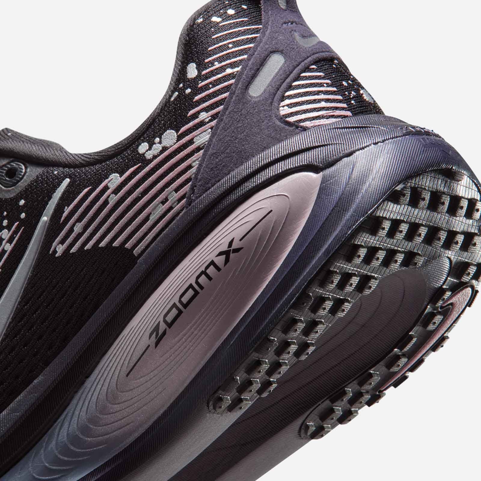 Vomero 18 SE HV1779 001